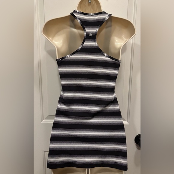 (92)Lululemon Black and White Cool Racerback Tank - Picture 2 of 2
